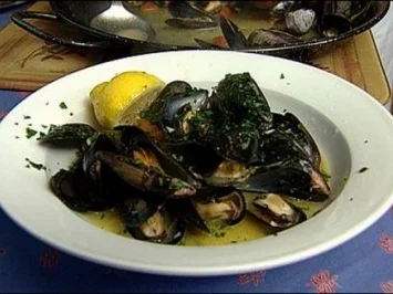 Rezept: Miesmuscheln in Weissweinsosse. Miesmuscheln in Weissweinsosse. - Rezept