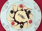 Lavendelblüten-Parfait auf Cassisspiegel an Beerenfrüchten - Rezept