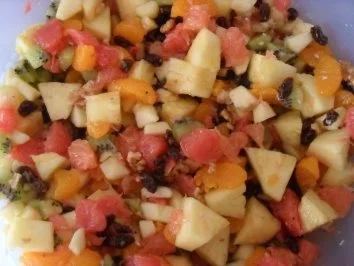 Rezept: Obstsalat mit Walnüssen und Rosinen Obstsalat mit Walnüssen und Rosinen - Rezept