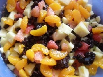 Rezept: Obstsalat mit Walnüssen und Rosinen Bild Nr. 2 Obstsalat mit Walnüssen und Rosinen - Rezept - Bild Nr. 2