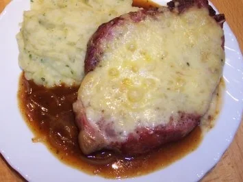 Überbackener Kasslerkamm an Kartoffelpüree auf einer Zwiebelsauce - Rezept
