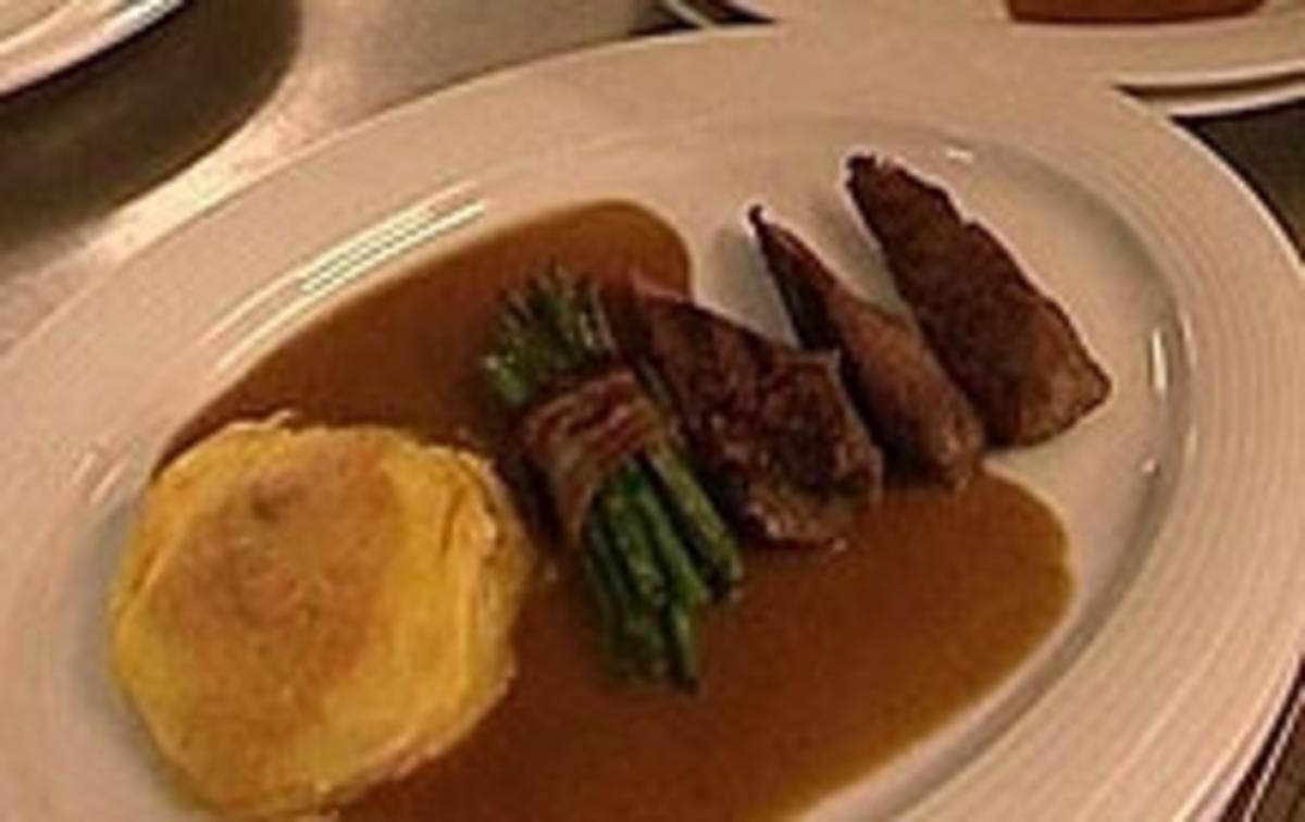 Wildhasenfilet mit Bratapfelgratin und Gemüse auf Wachholdersoße - Rezept