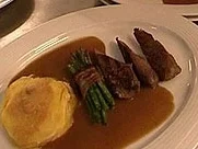 Wildhasenfilet mit Bratapfelgratin und Gemüse auf Wachholdersoße - Rezept