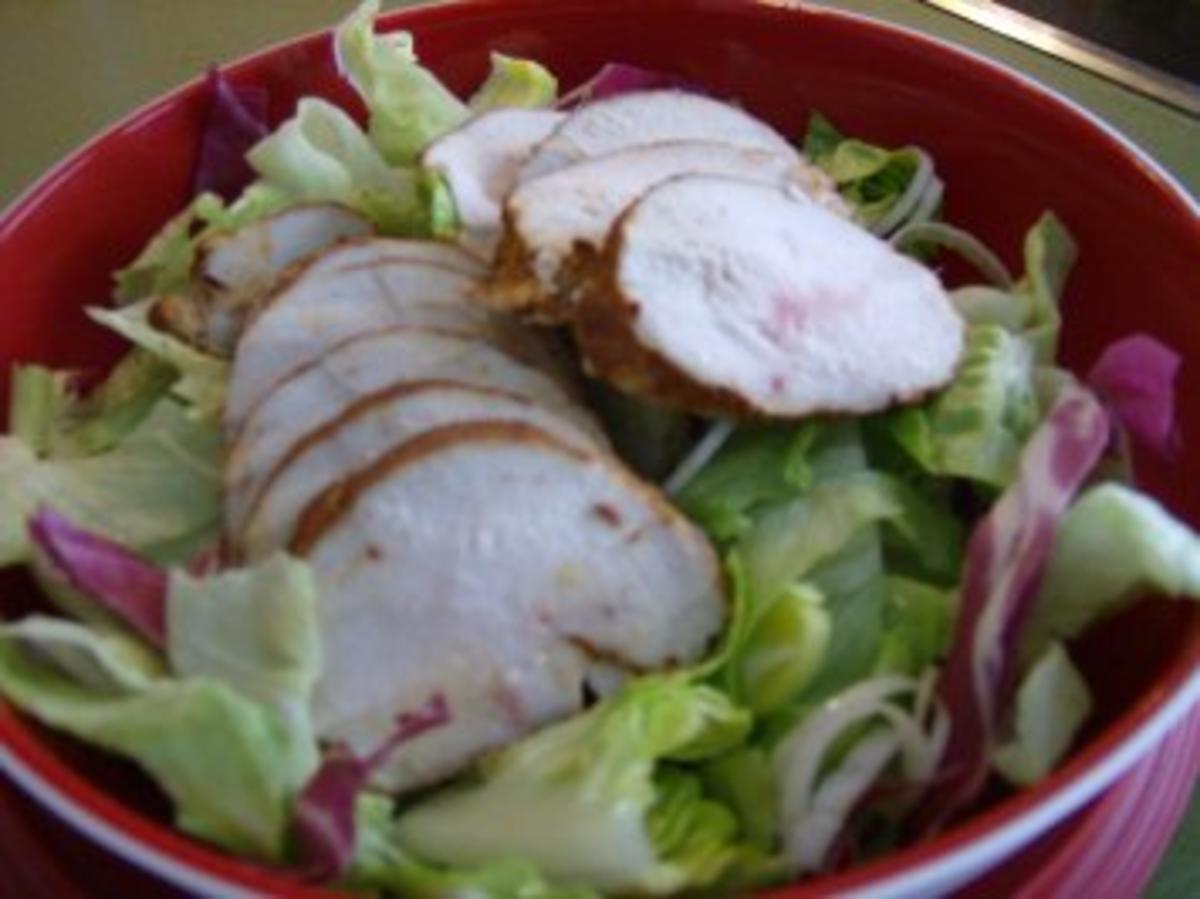 Salat der Saison mit gegarter Hühnerbrust - Rezept