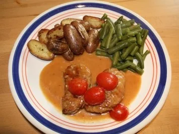 Schweinemedaillons im Speckmantel an Rosmarinkartoffeln und grünen Bohnen - Rezept