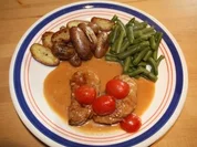 Schweinemedaillons im Speckmantel an Rosmarinkartoffeln und grünen Bohnen - Rezept