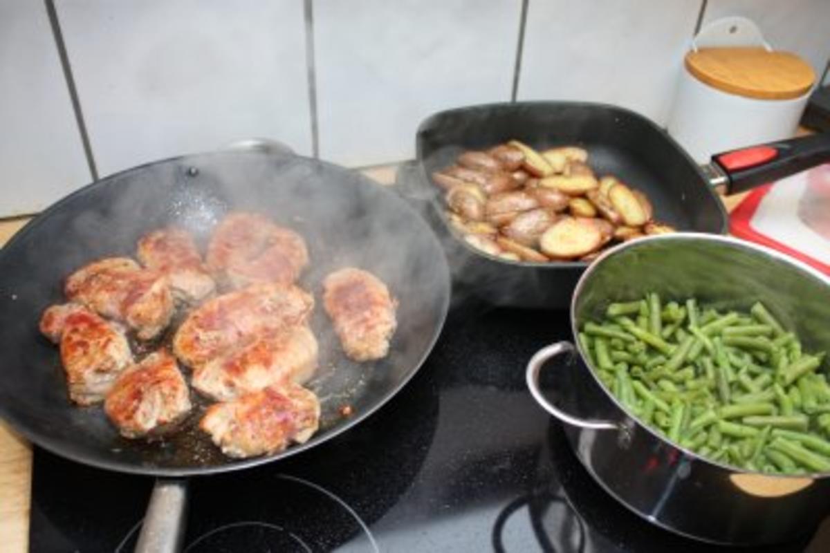 Schweinemedaillons im Speckmantel an Rosmarinkartoffeln und grünen Bohnen - Rezept - Bild Nr. 3