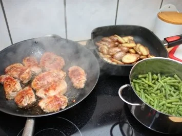 Schweinemedaillons im Speckmantel an Rosmarinkartoffeln und grünen Bohnen - Rezept - Bild Nr. 3