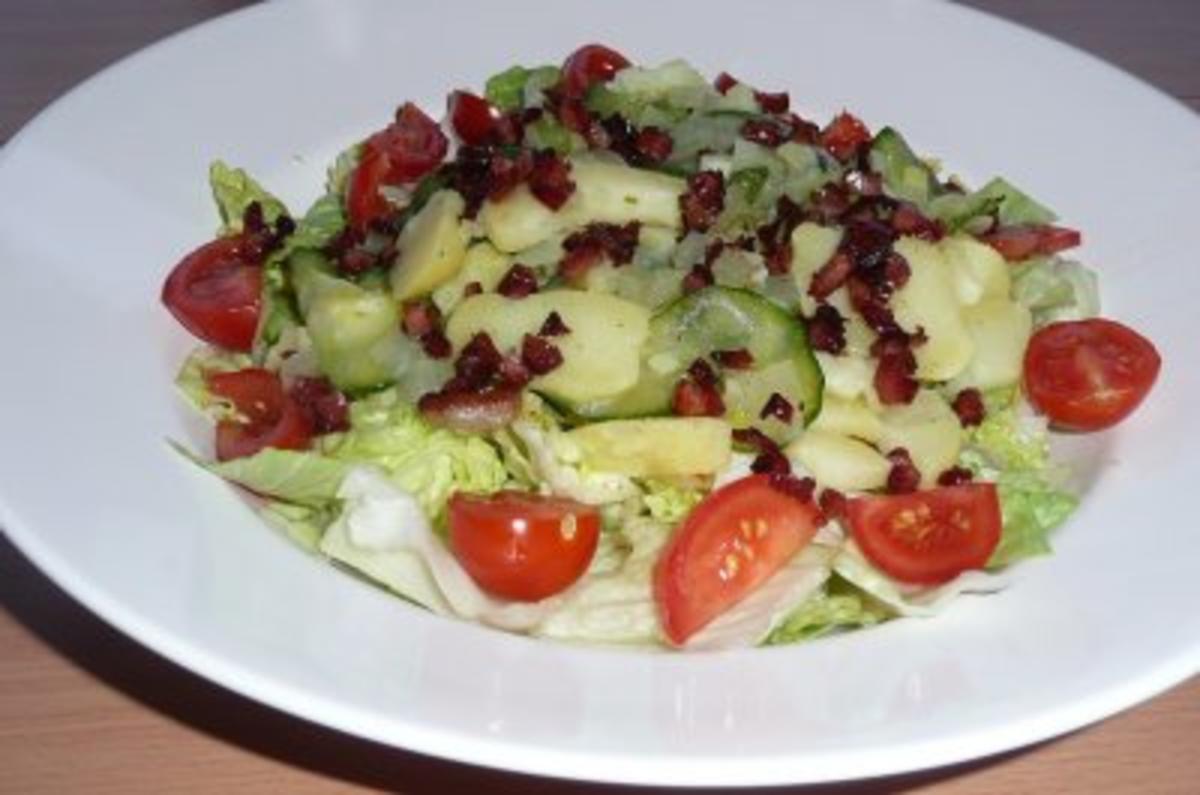 Marinierte Kartoffeln auf Eisbergsalat und Tomaten - Rezept