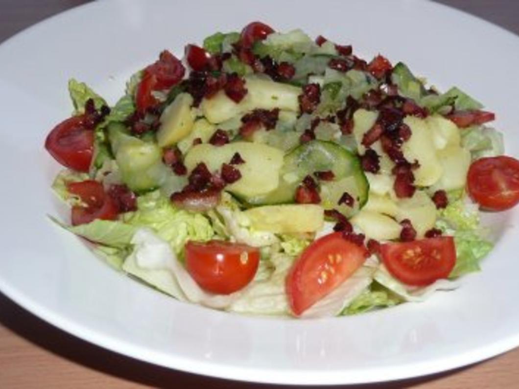 Marinierte Kartoffeln auf Eisbergsalat und Tomaten - Rezept - kochbar.de