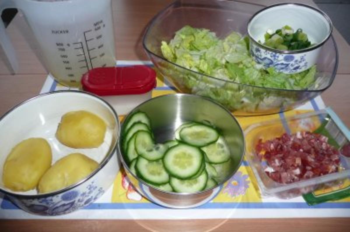 Marinierte Kartoffeln auf Eisbergsalat und Tomaten - Rezept - Bild Nr. 2