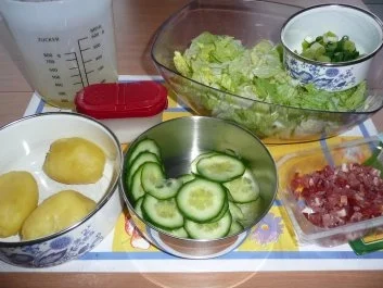 Rezept: Marinierte Kartoffeln auf Eisbergsalat und Tomaten Bild Nr. 2 Marinierte Kartoffeln auf Eisbergsalat und Tomaten - Rezept - Bild Nr. 2