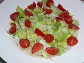 Rezept: Marinierte Kartoffeln auf Eisbergsalat und Tomaten Bild Nr. 3 Marinierte Kartoffeln auf Eisbergsalat und Tomaten - Rezept - Bild Nr. 3