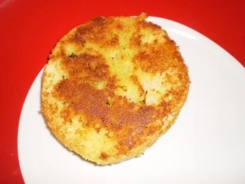 Schnitzel vom Sellerie  mit Spiegelei und Salat - Rezept