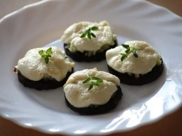 Gebackener Ziegenkäse mit Honig auf Pumpernickel - Rezept