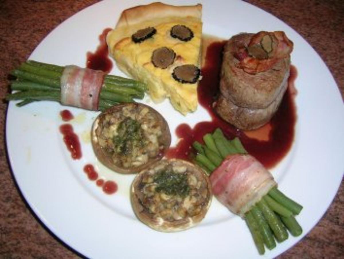 Bilder für Kalbsfilet mit getrüffelter Kartoffeltarte, feinen Bohnenbündchen und gefüllten Champignons - Rezept