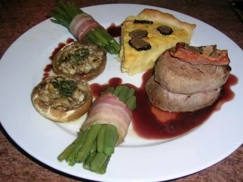Kalbsfilet mit getrüffelter Kartoffeltarte, feinen Bohnenbündchen und gefüllten Champignons - Rezept - Bild Nr. 2