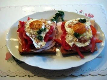 Vollkorntoast mit Letscho und Spiegelei - Rezept