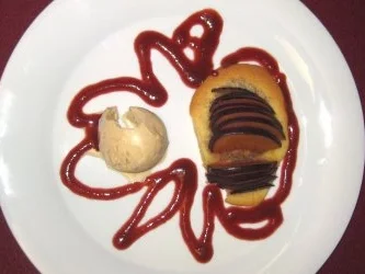 Pflaumentörtchen mit Armagnac-Zimt-Eis - Rezept