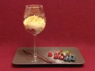 Rezept: Creme Catalana légère mit Himbeerbuttereis (Anna-Maria Zimmermann) Creme Catalana légère mit Himbeerbuttereis (Anna-Maria Zimmermann) - Rezept