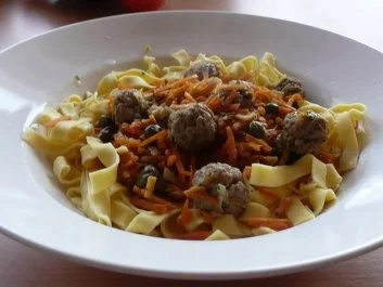 Rezept: Gemüse: Möhren-Kaperngemüse mit Fleischklößchen auf Bandnudeln ~ Gemüse: Möhren-Kaperngemüse mit Fleischklößchen auf Bandnudeln ~ - Rezept