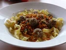 Gemüse: Möhren-Kaperngemüse mit Fleischklößchen auf Bandnudeln ~ - Rezept