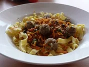 Gemüse: Möhren-Kaperngemüse mit Fleischklößchen auf Bandnudeln ~ - Rezept