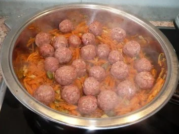 Rezept: Gemüse: Möhren-Kaperngemüse mit Fleischklößchen auf Bandnudeln ~ Bild Nr. 3 Gemüse: Möhren-Kaperngemüse mit Fleischklößchen auf Bandnudeln ~ - Rezept - Bild Nr. 3