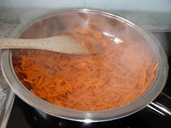 Rezept: Gemüse: Möhren-Kaperngemüse mit Fleischklößchen auf Bandnudeln ~ Bild Nr. 2 Gemüse: Möhren-Kaperngemüse mit Fleischklößchen auf Bandnudeln ~ - Rezept - Bild Nr. 2