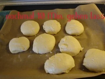 Rezept: Dampfnudeln oder auf Bayrisch "Aufgangene" Bild Nr. 3 Dampfnudeln oder auf Bayrisch "Aufgangene" - Rezept - Bild Nr. 3