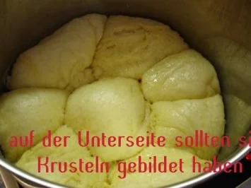 Rezept: Dampfnudeln oder auf Bayrisch "Aufgangene" Bild Nr. 6 Dampfnudeln oder auf Bayrisch "Aufgangene" - Rezept - Bild Nr. 6