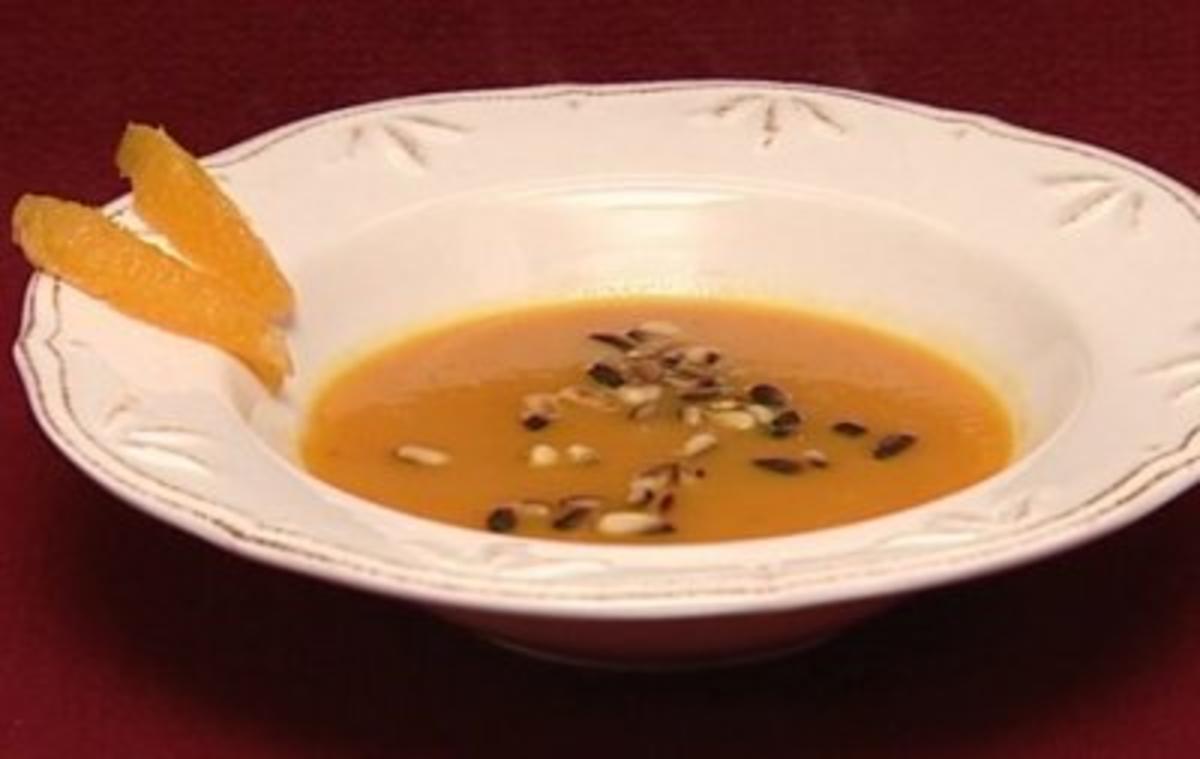 Pfeffrige Möhren-Orangen-Suppe (Mirjam Müntefering) - Rezept