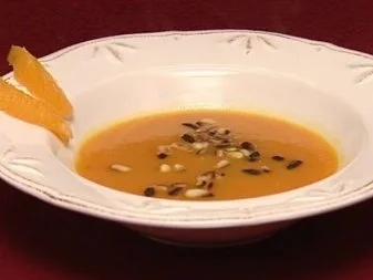 Rezept: Pfeffrige Möhren-Orangen-Suppe (Mirjam Müntefering) Pfeffrige Möhren-Orangen-Suppe (Mirjam Müntefering) - Rezept