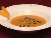Pfeffrige Möhren-Orangen-Suppe (Mirjam Müntefering) - Rezept