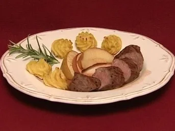 Rehfilet mit Hagebuttensoße dazu Herzoginnenkartoffeln und Bratäpfel (Mirjam Müntefering) - Rezept