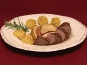 Rehfilet mit Hagebuttensoße dazu Herzoginnenkartoffeln und Bratäpfel (Mirjam Müntefering) - Rezept