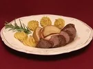 Rehfilet mit Hagebuttensoße dazu Herzoginnenkartoffeln und Bratäpfel (Mirjam Müntefering) - Rezept