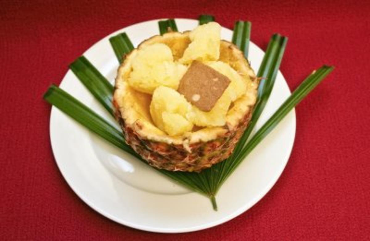 Ananas-Sorbet serviert in einer Ananas-Schale (Jochen Schroeder) - Rezept