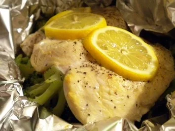 Rezept: Zitronenhühnchen mit Gemüse in der Folie gegart Zitronenhühnchen mit Gemüse in der Folie gegart - Rezept