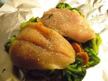 Rezept: Zitronenhühnchen mit Gemüse in der Folie gegart Bild Nr. 5 Zitronenhühnchen mit Gemüse in der Folie gegart - Rezept - Bild Nr. 5