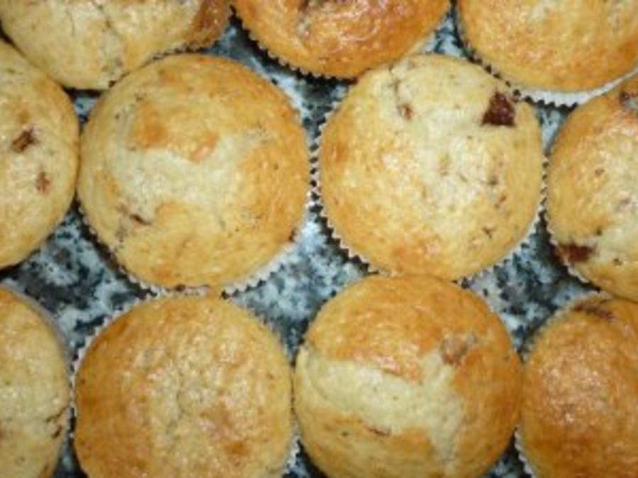 Eierlikör- Joghurt- Muffins mit leicht flüssigem Schokokern - einfach ...