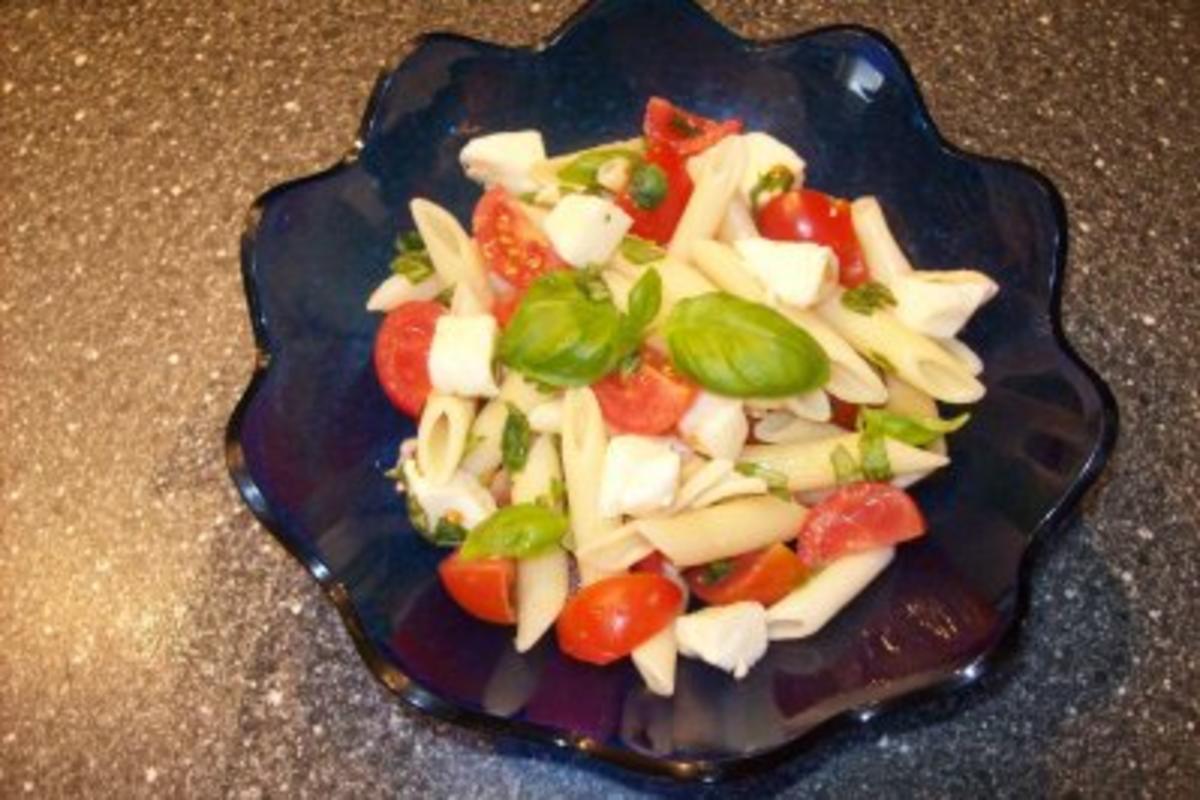 Salat - Nudelsalat mit Tomaten u. Mozzarella - Rezept