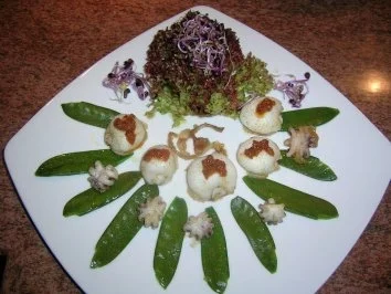 Minikalamaris an Salat und Zuckerschoten - Rezept