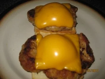 Pfirsichschnitzel auf Toast, überbacken mit Käse - Rezept