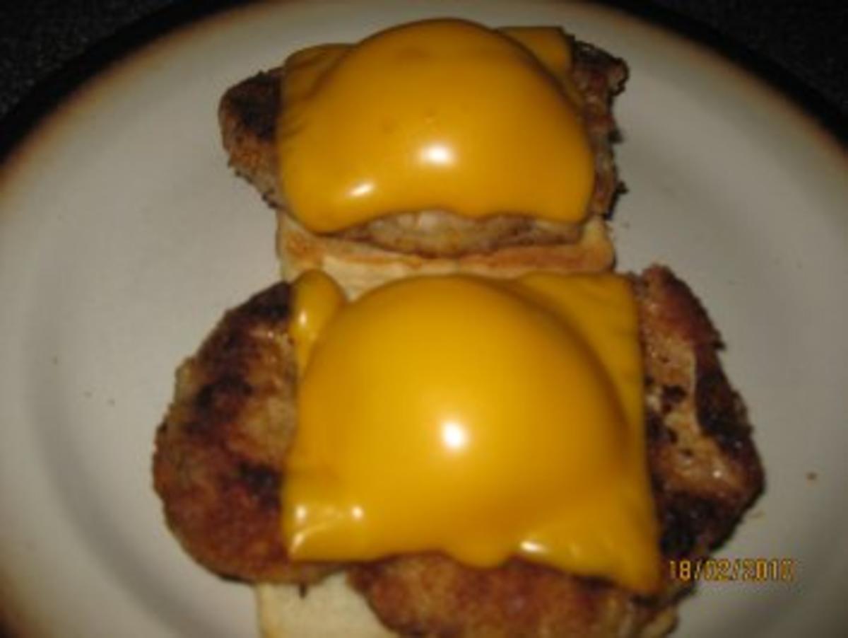 Pfirsichschnitzel auf Toast, überbacken mit Käse - Rezept - kochbar.de