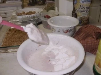 Rezept: Erdbeer- Butterkruste mit frischen Erdbeeren Kreme Vierecken - Gefrohren kommt vom Erdbeer Fest in Plant City, Florida - Einfach und lecker Bild Nr. 5 Erdbeer- Butterkruste mit frischen Erdbeeren Kreme Vierecken - Gefrohren kommt vom Erdbeer Fest in Plant City, Florida - Einfach und lecker - Rezept - Bild Nr. 5