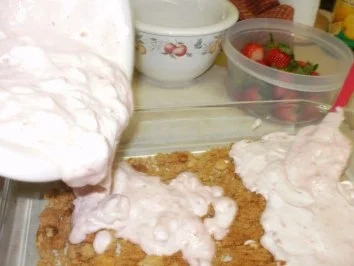 Rezept: Erdbeer- Butterkruste mit frischen Erdbeeren Kreme Vierecken - Gefrohren kommt vom Erdbeer Fest in Plant City, Florida - Einfach und lecker Bild Nr. 6 Erdbeer- Butterkruste mit frischen Erdbeeren Kreme Vierecken - Gefrohren kommt vom Erdbeer Fest in Plant City, Florida - Einfach und lecker - Rezept - Bild Nr. 6