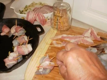 Rezept: Shrimps-Roll Ups - Leicht zu machen - werden gefuellt und mit Bacon gewickelt - dann gebacken Bild Nr. 2 Shrimps-Roll Ups - Leicht zu machen - werden gefuellt und mit Bacon gewickelt - dann gebacken - Rezept - Bild Nr. 2