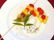 Frische Ananas mit Kirschtomaten auf Joghurteis-Pfeffer-Spiegel - Rezept