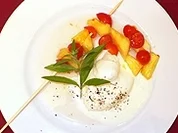 Frische Ananas mit Kirschtomaten auf Joghurteis-Pfeffer-Spiegel - Rezept